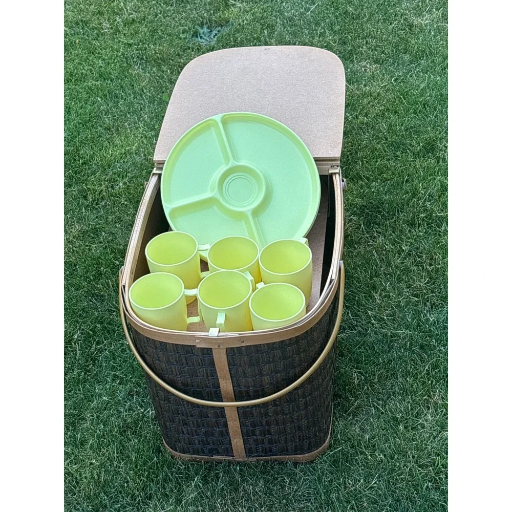 Vintage Woven Picnic Basket W/ Yellow Hawkeye Mugs & Tray set of 12 six each